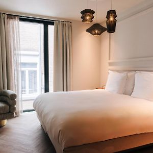 Zimmer mit Kingsize-Bett